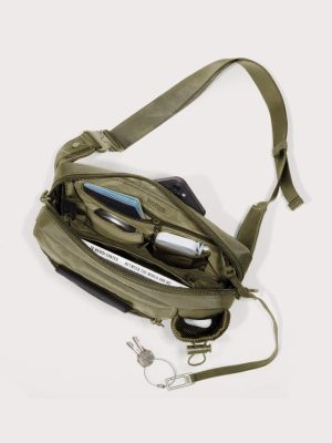 imgi_49_dagne-2025-Travel_Cairo_DarkMoss_Topdown_Accessories